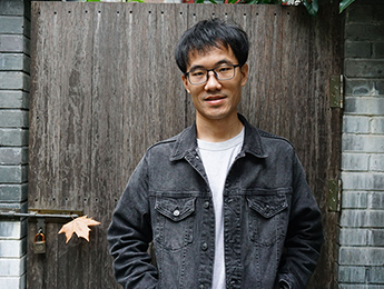 ��С�֣���һ����ʵ�ĺ�����¥