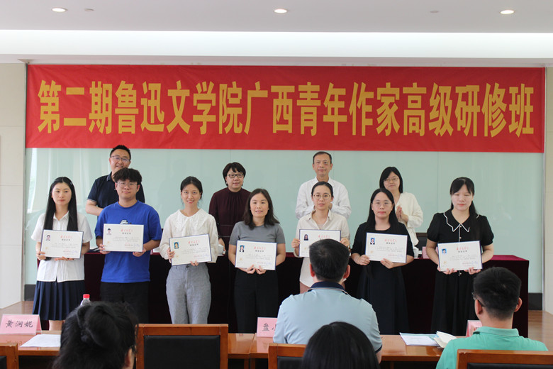 为学员颁发结业证书(其中一组)