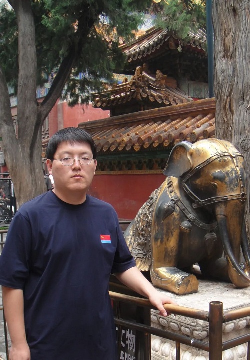 ���ԣ�ɽ����Ӫ�ˣ�1985�����ڼ��ϡ���ѧ��ʿ����Ϊ����ƪС˵ѡ������־���࣬�������й�С˵ѧ�᳣�����¡��������ۼ����ŋ����󡷡�