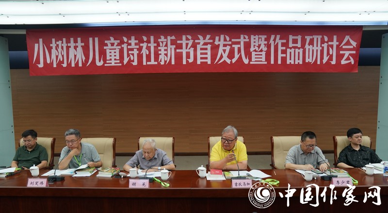 8��26�գ�С���ֶ�ͯʫ�������׷�ʽ����Ʒ���ֻ��ڱ����й��ִ���ѧ�ݾ��С�