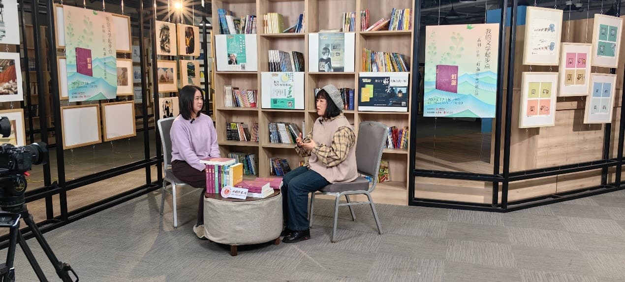 刘云芳（右）谈《灯盏》