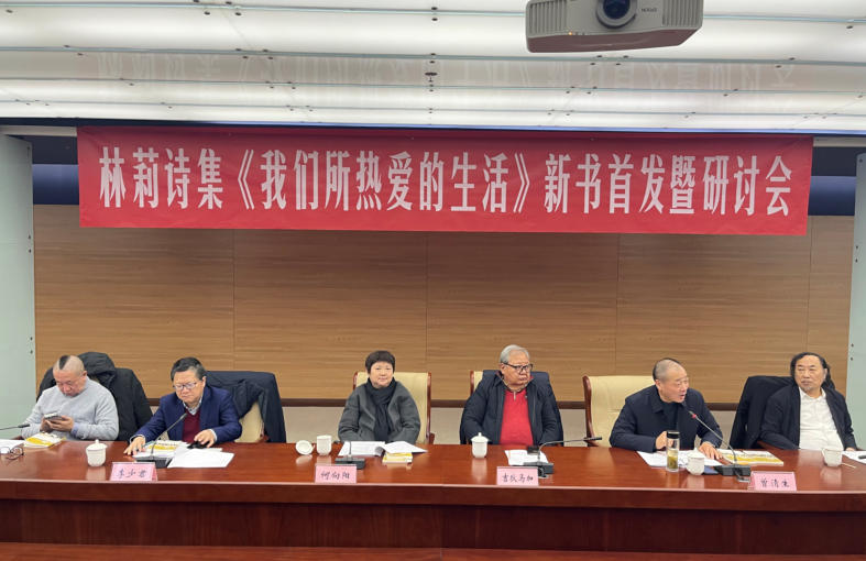 1��24�����磬����ʫ�����羺�������Ȱ�����������׷������ֻ�ڱ����й��ִ���ѧ�ݾٰ졣