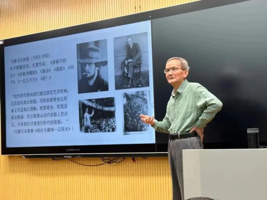 ���ӳϽ����ڿ����Ͻ�ʫ�����ſɷ�˹